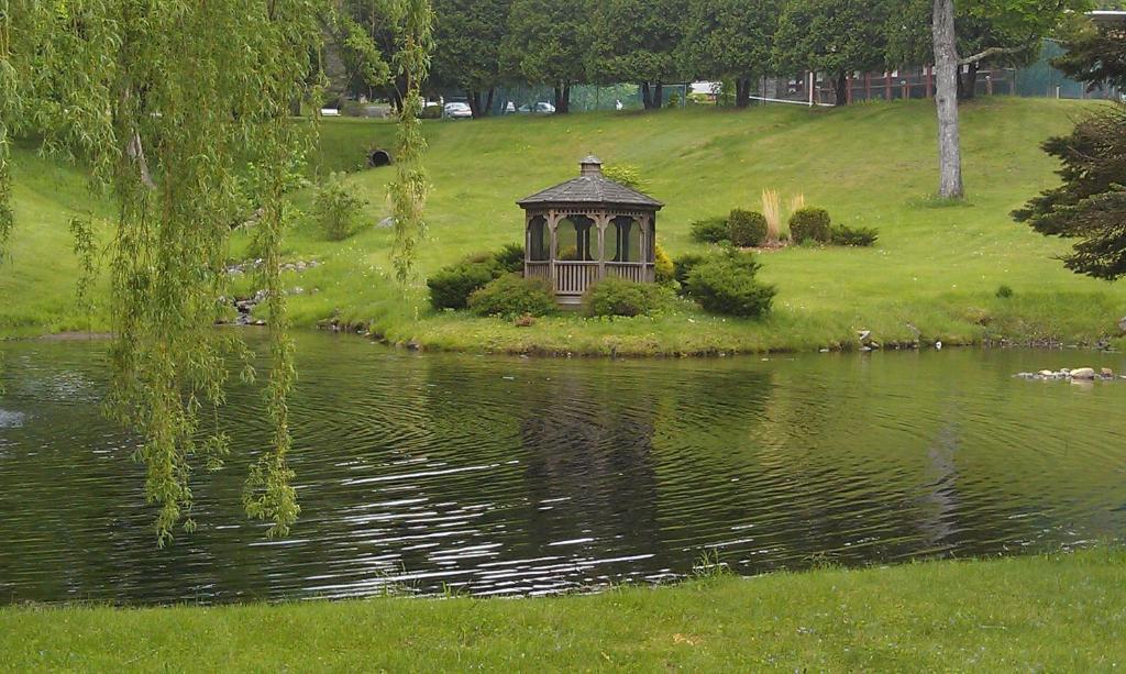 Roaring Brook Ranch Resort Lake George Exterior photo