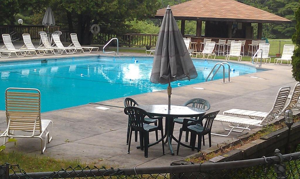 Roaring Brook Ranch Resort Lake George Exterior photo